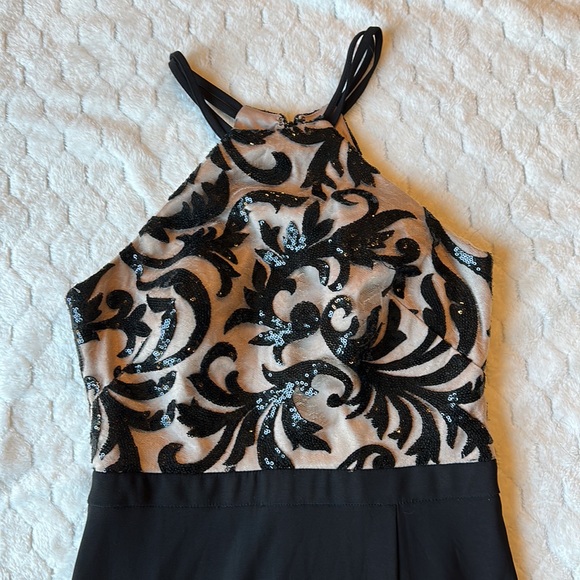 Beautiful black and beige gown with high slit on left leg - Picture 3 of 3